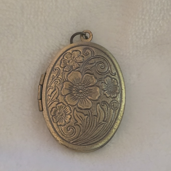 Vintage Brass Floral Locket Necklace Oval Treasure Photo Pendant - Picture 9 of 9
